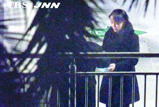 2019년 김여정 부부장이 김 위원장 옆에서 재떨이를 들고 있다. [연합뉴스]