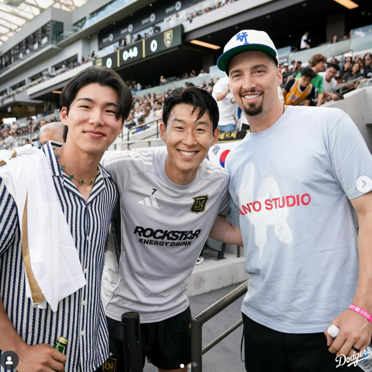 LAFC 손흥민(가운데)이 홈구장을 찾은 LA다저스 김혜성(왼쪽), 스넬(오른쪽)과 기념 사진을 찍었다. [사진 LAFC 인스타그램]