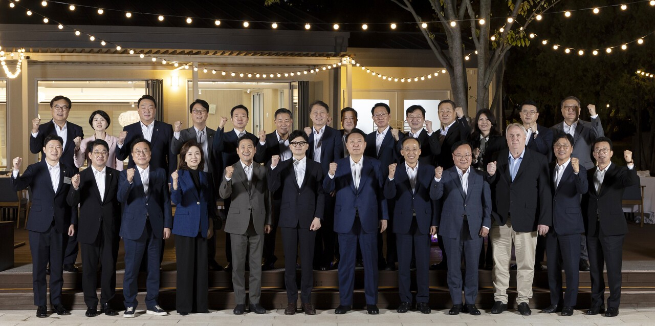 윤석열 대통령이 2024년 9월 24일 서울 용산 대통령실 앞 분수 정원에서 열린 국민의힘 지도부 초청 만찬 뒤 한동훈 대표, 추경호 원내대표 등 국민의힘 지도부, 대통령실 참모진과 함께 기념 촬영을 하고 있다. 앞줄 오른쪽 두 번째가 김종혁 당시 최고위원. [연합뉴스]