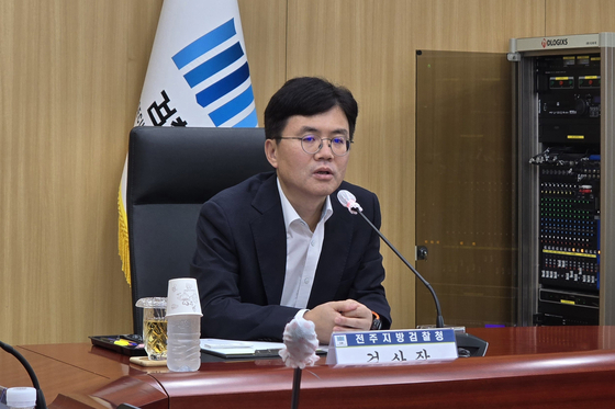 신대경 전주지검장이 22일 오전 전주지검 중회의실에서 기자간담회를 열고 "검찰 개혁 작업이 강도 높게 추진되고 있는 상황에서 기존 검찰청 시스템으로 운영하는 건 어려울 것 같다"며 "가장 기본인 민생 사건이나 경찰 송치 사건 등을 정확하게, 억울함이 없도록 처리하는 데 중점을 둘 생각"이라고 밝히고 있다. 김준희 기자