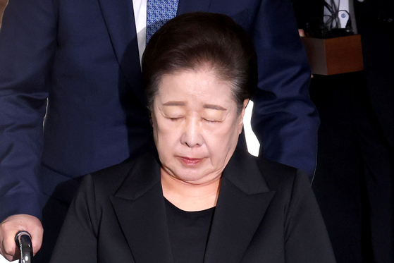 권성동 국민의힘 의원 등에게 금품을 전달하고 이권을 청탁한 혐의를 받는 한학자 통일교 총재가 지난 22일 오후 서울 서초구 서울중앙지방법원에서 열린 구속 전 피의자심문(영장실질심사)에 출석하고 있다. 뉴스1