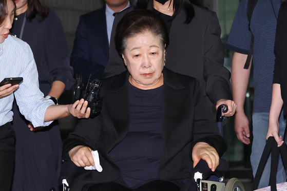 윤석열 정권과 통일교가 연관된 '정교유착 국정농단' 의혹을 받는 한학자 통일교 총재가 22일 서울중앙지법에서 구속 전 피의자 심문(영장실질심사)을 마친 뒤 법정을 나서고 있다. 연합뉴스.