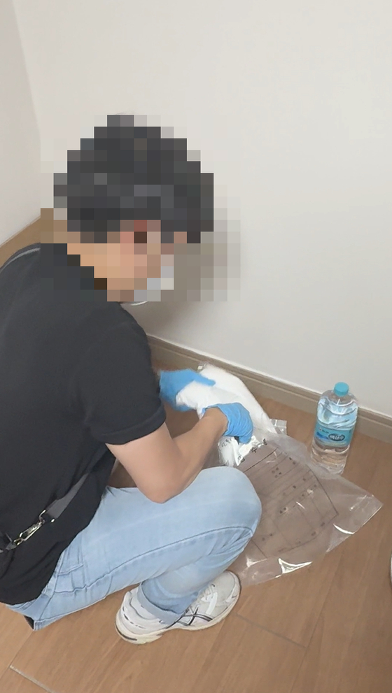 경찰이 지난 4일 경남 김해시 한 빌라에서 일명 '클럽 마약'이라 불리는 엑스터시를 만들 마약 재료를 압수하고 있다. 이 빌라에 있던 40대 영국인 관광객 2명은 이 재료를 밀반입해 마약을 제조, 유통하려다 경찰에 검거됐다. 사진 경남경찰청 