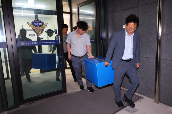 이재석 경사 순직 사건을 수사 중인 인천지검 검찰 수사관들이 18일 오후 인천 서구 인천해양경찰서 청사 압수수색을 마친 뒤 압수품을 옮기고 있다. 연합뉴스