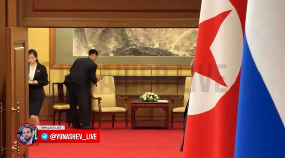 북한 수행원이 지난 3일 중국 베이징에서 김정은 국무위원장이 앉았던 의자를 닦고 있다. [사진 텔레그램]