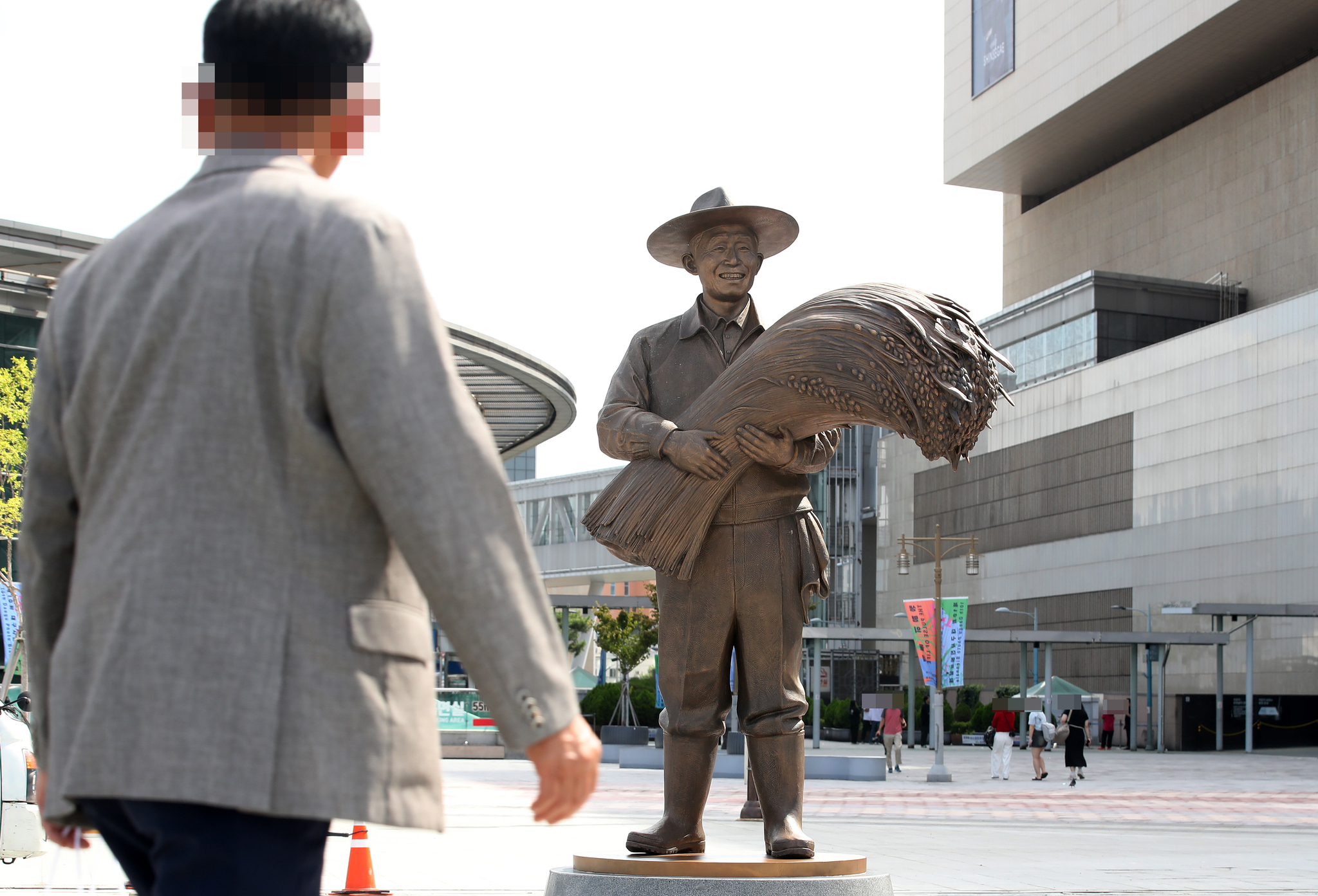대구 동구 동대구역 광장을 지나던 시민이 박정희 전 대통령 동상을 바라보고 있다. 뉴스1