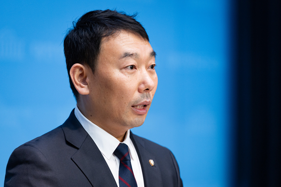 김용민 국회 법제사법위원회 더불어민주당 간사가 17일 서울 여의도 국회 소통관에서 송언석 국민의힘 원내대표에 대한 내란목적 살인 예비음모의 공범가능성을 주장하며 내란특검 고소 기자회견을 하고 있다. 뉴스1