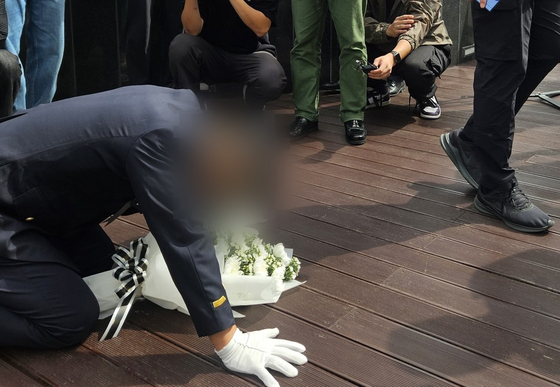 이재석 경사 사고 당시 근무했던 영흥파출소 당직팀장(경위)이 22일 이 경사 유족들에게 무릎 꿇고 사죄하고 있다. 연합뉴스