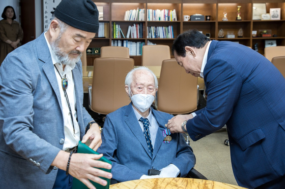 6.26때 다리를 다쳐 피신한 미군 상사를 보살핀 세종시민 임창수씨(가운데)가 미국정부로부터 인도주의 봉사상을 받았다. 사진 세종시