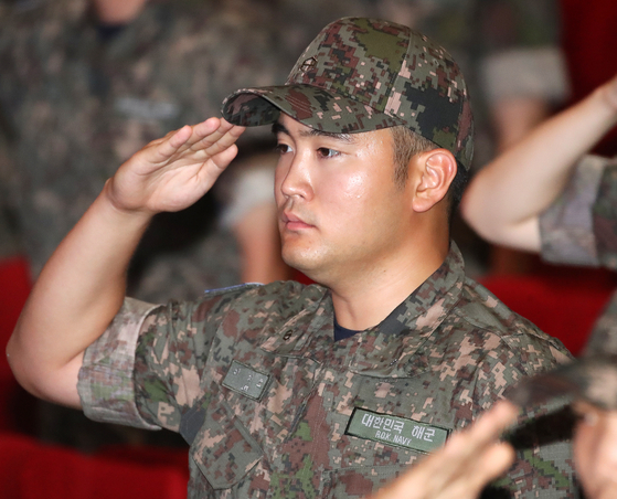 이재용 삼성전자 회장의 장남 이지호 씨가 23일 경남 창원 진해구 해군사관학교 웅포강당에서 열린 제139기 해군사관후보생 입교식에서 경례를 하고 있다. 뉴스1