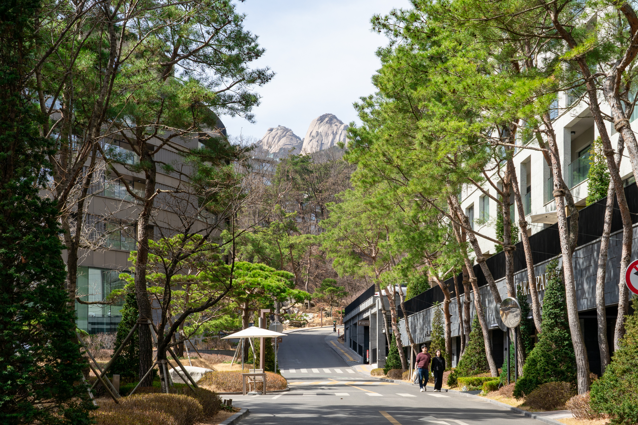 북한산 자락의 파라스파라 서울이 ‘안토’로 재탄생했다. 한화호텔앤드리조트의 첫 하이엔드 리조트다. 자연과 어우러진 입지가 강점. 북한산을 바로 등지고 있다. 백종현 기자