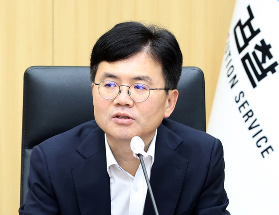 신대경 전주지검 검사장이 22일 전북 전주시 전주지방검찰청에서 열린 취임 후 첫 기자간담회에 참석해 질의에 답변을 하고 있다. 뉴스1