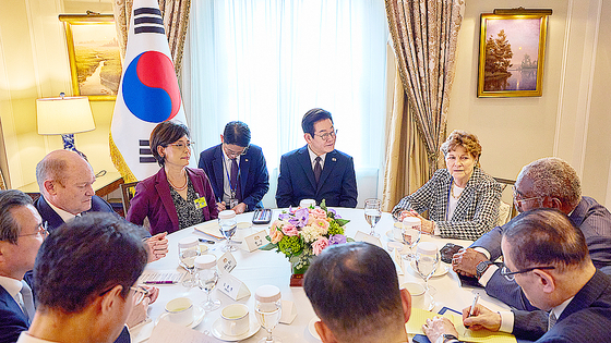  유엔총회 참석차 미국을 방문한 이재명 대통령이 22일(현지시간) 뉴욕 한 호텔에서 미 상하원 의원단을 접견하고 있다. 김현동 기자