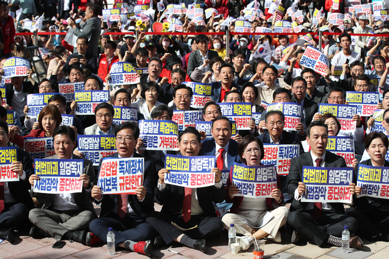 장동혁 대표와 송언석 원내대표를 비롯한 국민의힘 관계자들이 21일 오후 대구 동구 동대구역 광장에서 열린 야당탄압·독재정치 국민 규탄대회에 참석해 구호를 외치고 있다. 뉴스1