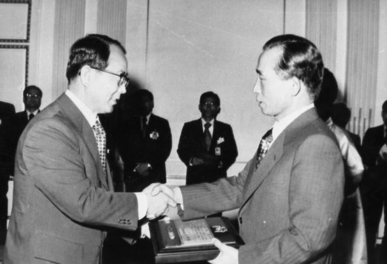 허문회 서울대 농대 교수(왼쪽)가 1977년 박정희 대통령으로부터 ５·16 민족상을 받고 있다. [중앙포토]