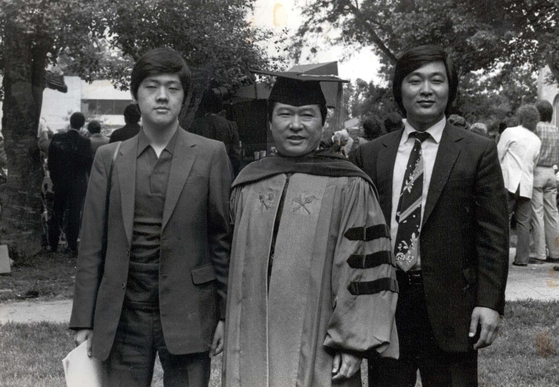 1983년 5월 16일 미국 애틀랜타의 에머리대에서 명예 박사 학위를 받은 뒤 차남 고 김홍업 김대중평화센터 이사장(오른쪽), 삼남 김홍걸 현 의원(왼쪽)과 찍은 기념 사진. 사진 연세대 김대중도서관 
