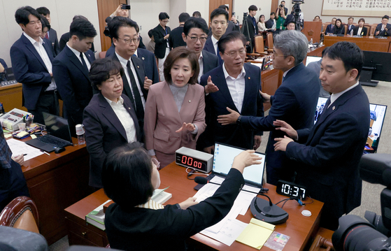 지난 22일 국회 법사위에서 열린 검찰 개혁 입법 청문회에서 나경원 의원 등 국민의힘 의원들이 추미애 법사위원장에게 항의하고 있다. 김성룡 기자 