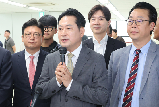 장동혁 국민의힘 대표와 부산시당 소속 국회의원들이 15일 부산 동구 해양수산부 이전 임시청사를 방문하여 부산시의 해수부 이전 관련 설명을 듣고 난 후 이야기하고 있다. 송봉근 기자. 