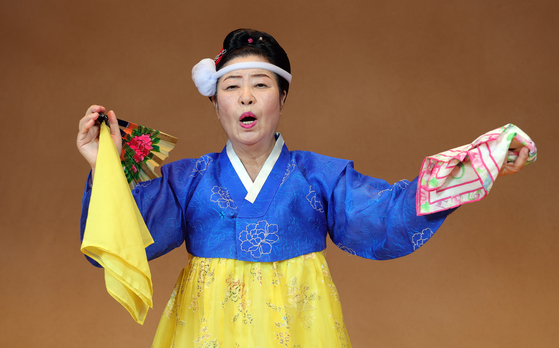 김동언(왼쪽,부산 기장 오구굿 보유자) 국가무영유산 보유자가 공연을 하루 앞둔 24일 오후 국립국악원 예악당에서 중앙일보와 인터뷰에 앞서 포즈를 취했다. 강정현 기자 