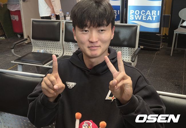 [OSEN=인천, 한용섭 기자]SSG 랜더스 투수 김건우는 23일 오후 인천 SSG랜더스필드에서 열린 KIA 타이거즈와 경기에 선발투수로 등판했다. 12탈삼진으로 선발타자 전원 탈삼진을 기록했다. 경기 후 김건우가 웃으며 두 손으로 ‘12K’ 포즈를 취했다. /orange@osen.co.kr