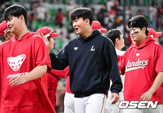 [OSEN=인천, 박준형 기자]  프로야구 SSG 랜더스가 KIA 타이거즈를 꺾고 3위 매직넘버를 '5'로 줄였다.SSG는23일 인천 SSG랜더스필드에서2025 KBO리그 KIA와 시즌 15차전 맞대결에서 5-0으로 승리했다. 에레디아의 투런 홈런, 최지훈의 투런 홈런이 터졌다.경기종료 후 승리투수가 된 SSG 김건우가 이숭용 감독과 하이파이브를 하고 있다. 2025.09.23 / soul1014@osen.co.kr