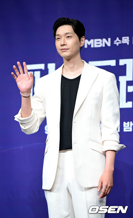 [OSEN=최규한 기자] 24일 오후 서울 신도림동 더 링크 서울에서 MBN새 수목미니시리즈‘퍼스트레이디’ 제작발표회가 열렸다.드라마‘퍼스트레이디’는대통령에 당선된 남편이 장차 퍼스트레이디가 될 아내에게 이혼을 요구하는 초유의 사건이 벌어지면서 펼쳐지는 이야기를 담는다.배우 지현우가 포토타임을 하고 있다. 2025.09.24 / dreamer@osen.co.kr