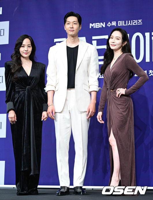 [OSEN=최규한 기자] 24일 오후 서울 신도림동 더 링크 서울에서 MBN새 수목미니시리즈‘퍼스트레이디’ 제작발표회가 열렸다.드라마‘퍼스트레이디’는대통령에 당선된 남편이 장차 퍼스트레이디가 될 아내에게 이혼을 요구하는 초유의 사건이 벌어지면서 펼쳐지는 이야기를 담는다.배우 유진-지현우-이민영(왼쪽부터)이 포토타임을 하고 있다. 2025.09.24 / dreamer@osen.co.kr