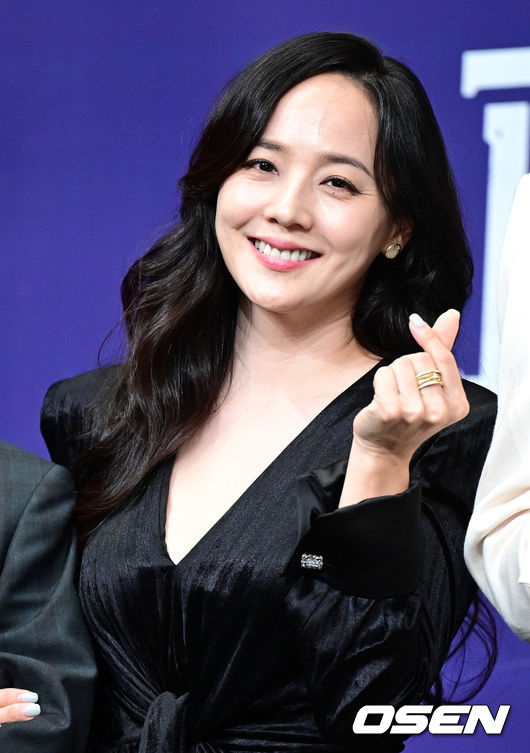 [OSEN=최규한 기자] 24일 오후 서울 신도림동 더 링크 서울에서 MBN새 수목미니시리즈‘퍼스트레이디’ 제작발표회가 열렸다.드라마‘퍼스트레이디’는대통령에 당선된 남편이 장차 퍼스트레이디가 될 아내에게 이혼을 요구하는 초유의 사건이 벌어지면서 펼쳐지는 이야기를 담는다.배우 유진이 포토타임을 하고 있다. 2025.09.24 / dreamer@osen.co.kr