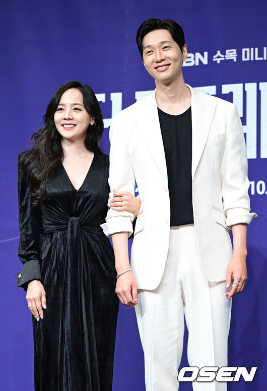 [OSEN=최규한 기자] 24일 오후 서울 신도림동 더 링크 서울에서 MBN새 수목미니시리즈‘퍼스트레이디’ 제작발표회가 열렸다.드라마‘퍼스트레이디’는대통령에 당선된 남편이 장차 퍼스트레이디가 될 아내에게 이혼을 요구하는 초유의 사건이 벌어지면서 펼쳐지는 이야기를 담는다.배우 유진과 지현우가 포토타임을 하고 있다. 2025.09.24 / dreamer@osen.co.kr