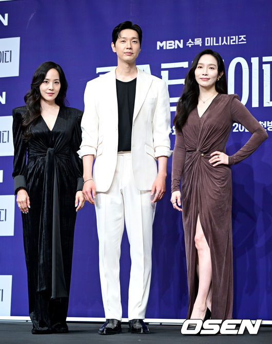 [OSEN=최규한 기자] 24일 오후 서울 신도림동 더 링크 서울에서 MBN새 수목미니시리즈‘퍼스트레이디’ 제작발표회가 열렸다.드라마‘퍼스트레이디’는대통령에 당선된 남편이 장차 퍼스트레이디가 될 아내에게 이혼을 요구하는 초유의 사건이 벌어지면서 펼쳐지는 이야기를 담는다.배우 유진-지현우-이민영(왼쪽부터)이 포토타임을 하고 있다. 2025.09.24 / dreamer@osen.co.kr