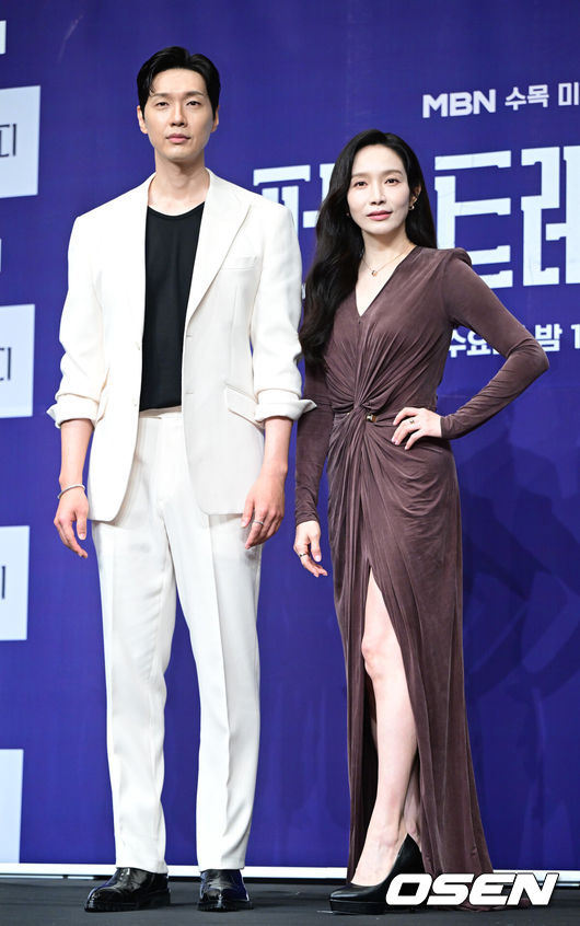 [OSEN=최규한 기자] 24일 오후 서울 신도림동 더 링크 서울에서 MBN새 수목미니시리즈‘퍼스트레이디’ 제작발표회가 열렸다.드라마‘퍼스트레이디’는대통령에 당선된 남편이 장차 퍼스트레이디가 될 아내에게 이혼을 요구하는 초유의 사건이 벌어지면서 펼쳐지는 이야기를 담는다.배우 지현우와 이민영이 포토타임을 하고 있다. 2025.09.24 / dreamer@osen.co.kr
