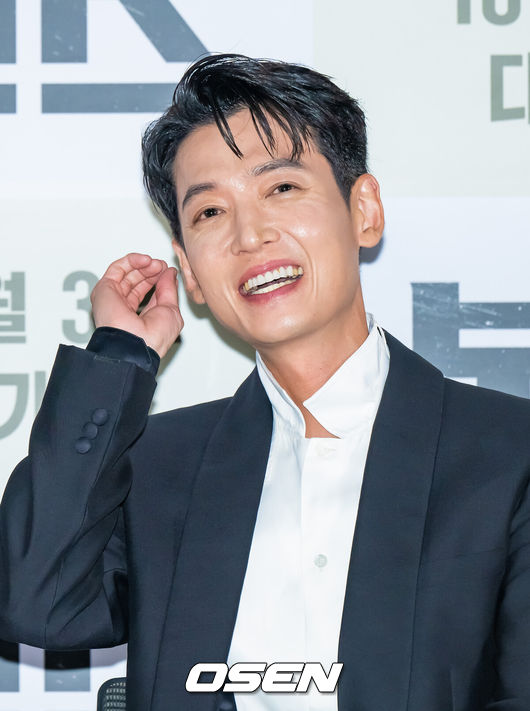 [OSEN=박준형 기자] 24일 오후 서울 롯데시네마 월드타워점에서  영화 ‘보스’ 언론시사회가 진행됐다.'보스'는 조직의 미래가 걸린 차기 보스 선출을 앞두고 각자의 꿈을 위해 서로에게 보스 자리를 치열하게 양보하는 조직원들의 필사적인 대결을 그린 코믹 액션 영화로 오는 10월 3일 개봉된다.배우 정경호가 미소 짓고 있다.  2025.09.24 / soul1014@osen.co.kr