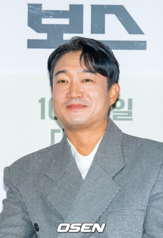 [OSEN=박준형 기자] 24일 오후 서울 롯데시네마 월드타워점에서  영화 ‘보스’ 언론시사회가 진행됐다.'보스'는 조직의 미래가 걸린 차기 보스 선출을 앞두고 각자의 꿈을 위해 서로에게 보스 자리를 치열하게 양보하는 조직원들의 필사적인 대결을 그린 코믹 액션 영화로 오는 10월 3일 개봉된다.배우 조우진이 미소 짓고 있다.  2025.09.24 / soul1014@osen.co.kr
