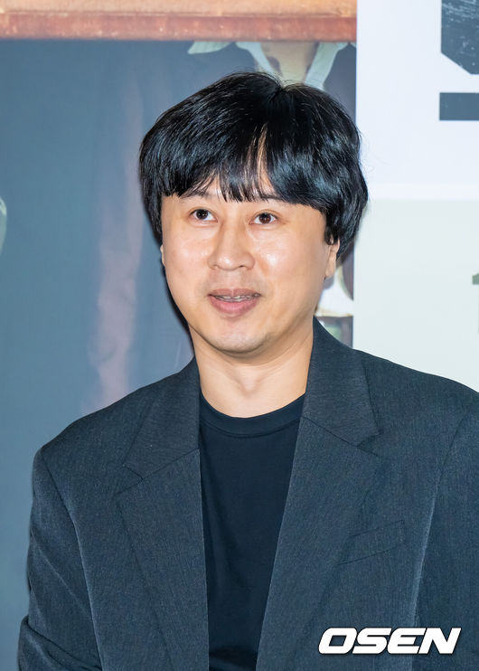 [OSEN=박준형 기자] 24일 오후 서울 롯데시네마 월드타워점에서  영화 ‘보스’ 언론시사회가 진행됐다.'보스'는 조직의 미래가 걸린 차기 보스 선출을 앞두고 각자의 꿈을 위해 서로에게 보스 자리를 치열하게 양보하는 조직원들의 필사적인 대결을 그린 코믹 액션 영화로 오는 10월 3일 개봉된다.라희찬 감독이 미소 짓고 있다 2025.09.24 / soul1014@osen.co.kr