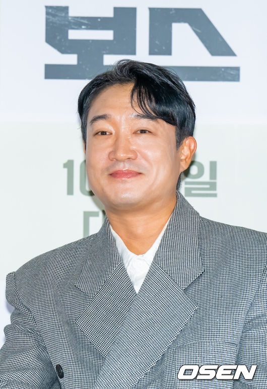 [OSEN=박준형 기자] 24일 오후 서울 롯데시네마 월드타워점에서  영화 ‘보스’ 언론시사회가 진행됐다.'보스'는 조직의 미래가 걸린 차기 보스 선출을 앞두고 각자의 꿈을 위해 서로에게 보스 자리를 치열하게 양보하는 조직원들의 필사적인 대결을 그린 코믹 액션 영화로 오는 10월 3일 개봉된다.배우 조우진이 미소 짓고 있다.  2025.09.24 / soul1014@osen.co.kr