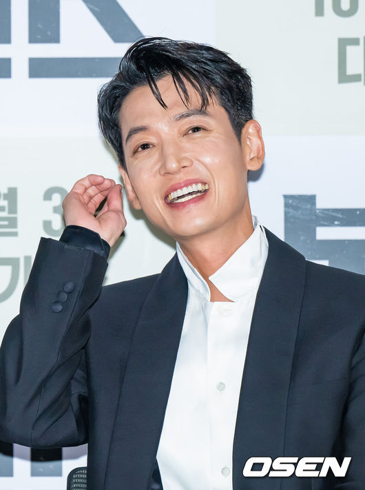 [OSEN=박준형 기자] 24일 오후 서울 롯데시네마 월드타워점에서  영화 ‘보스’ 언론시사회가 진행됐다.'보스'는 조직의 미래가 걸린 차기 보스 선출을 앞두고 각자의 꿈을 위해 서로에게 보스 자리를 치열하게 양보하는 조직원들의 필사적인 대결을 그린 코믹 액션 영화로 오는 10월 3일 개봉된다.배우 정경호가 미소 짓고 있다.  2025.09.24 / soul1014@osen.co.kr