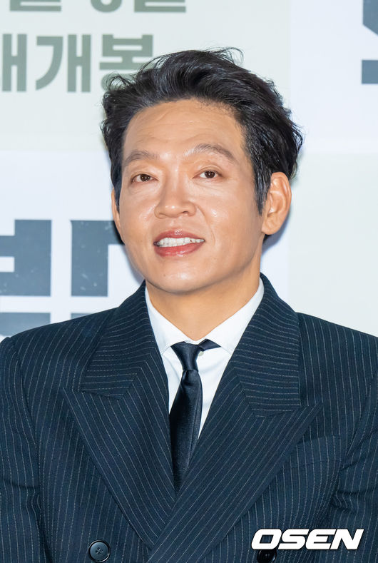 [OSEN=박준형 기자] 24일 오후 서울 롯데시네마 월드타워점에서  영화 ‘보스’ 언론시사회가 진행됐다.'보스'는 조직의 미래가 걸린 차기 보스 선출을 앞두고 각자의 꿈을 위해 서로에게 보스 자리를 치열하게 양보하는 조직원들의 필사적인 대결을 그린 코믹 액션 영화로 오는 10월 3일 개봉된다.배우 박지환이 미소 짓고 있다.  2025.09.24 / soul1014@osen.co.kr