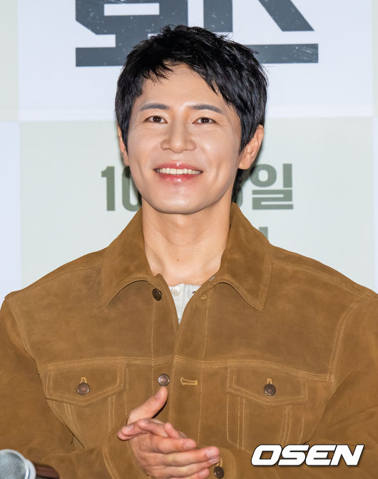 [OSEN=박준형 기자] 24일 오후 서울 롯데시네마 월드타워점에서  영화 ‘보스’ 언론시사회가 진행됐다.'보스'는 조직의 미래가 걸린 차기 보스 선출을 앞두고 각자의 꿈을 위해 서로에게 보스 자리를 치열하게 양보하는 조직원들의 필사적인 대결을 그린 코믹 액션 영화로 오는 10월 3일 개봉된다.배우 이규형이 미소 짓고 있다.. 2025.09.24 / soul1014@osen.co.kr