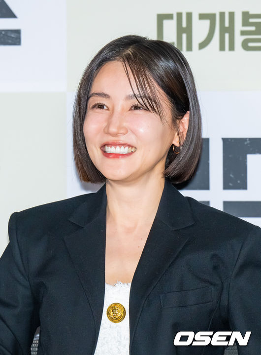 [OSEN=박준형 기자] 24일 오후 서울 롯데시네마 월드타워점에서  영화 ‘보스’ 언론시사회가 진행됐다.'보스'는 조직의 미래가 걸린 차기 보스 선출을 앞두고 각자의 꿈을 위해 서로에게 보스 자리를 치열하게 양보하는 조직원들의 필사적인 대결을 그린 코믹 액션 영화로 오는 10월 3일 개봉된다.배우 황우슬혜가 미소 짓고 있다. 2025.09.24 / soul1014@osen.co.kr