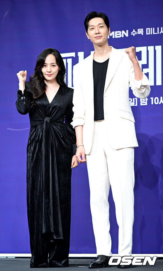 [OSEN=최규한 기자] 24일 오후 서울 신도림동 더 링크 서울에서 MBN새 수목미니시리즈‘퍼스트레이디’ 제작발표회가 열렸다.드라마‘퍼스트레이디’는대통령에 당선된 남편이 장차 퍼스트레이디가 될 아내에게 이혼을 요구하는 초유의 사건이 벌어지면서 펼쳐지는 이야기를 담는다.배우 유진과 지현우가 포토타임을 하고 있다. 2025.09.24 / dreamer@osen.co.kr