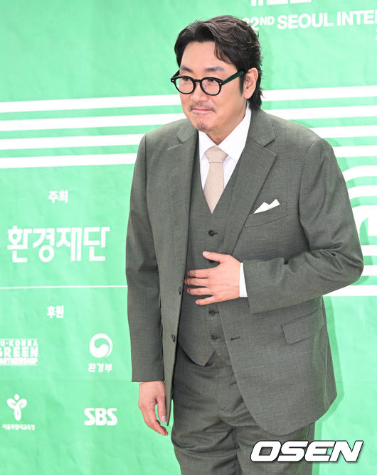 [OSEN=조은정 기자]제22회 서울국제환경영화제 홍보대사 위촉식 및 기자간담회가 14일 오전 서울 중구 환경재단 레이첼카슨홀에서 열렸다.배우 조진웅과 작가 김은희가 서울국제환경영화제 공식 홍보대사 ‘에코프렌즈’로 활동할 예정이다.홍보대사로 위촉된 배우 조진웅이 포즈를 취하고 있다. 2025.05.14 /cej@osen.co.kr