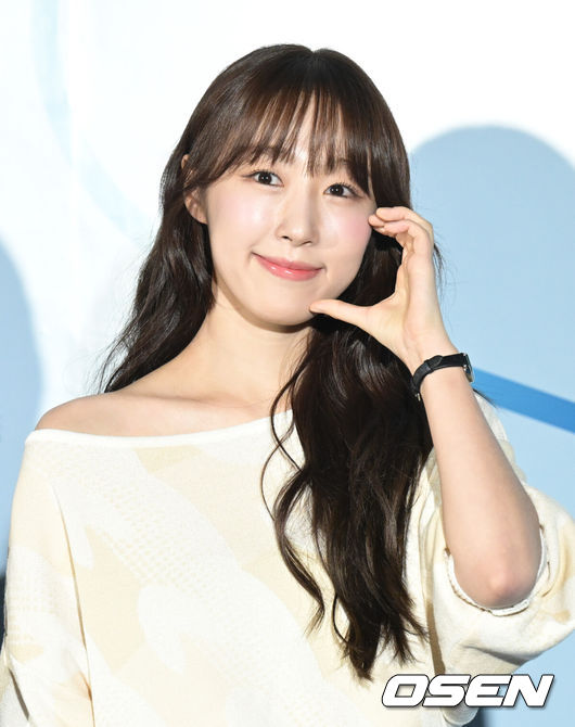 [OSEN=조은정 기자] 9일 서울 동대문 디자인플라자(DDP)에서 ‘2024 S/S 서울패션위크’ 포토월 행사가 열렸다.우주소녀 수빈이 포즈를 취하고 있다. 2023.09.09 /cej@osen.co.kr