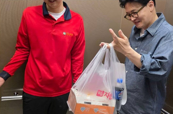 지난 23일 경남 진주에서 치킨 배달에 나선 한동훈 전 대표. 사진 한 전 대표 SNS 캡처