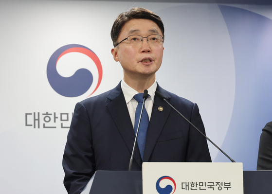 류제명 과학기술정보통신부 2차관이 지난 10일 서울 종로구 정부서울청사에서 KT 고객 무단 소액결제 침해사고 관련 브리핑을 하고 있다. 뉴시스
