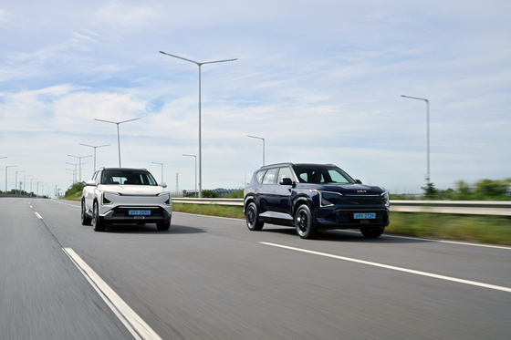 기아가 준중형 전기 스포츠유틸리티차(SUV) EV5를 출시했다. 넓은 실내 공간과 2열 탑승자를 배려한 편의 시설 등이 특징이다. 사진 기아 