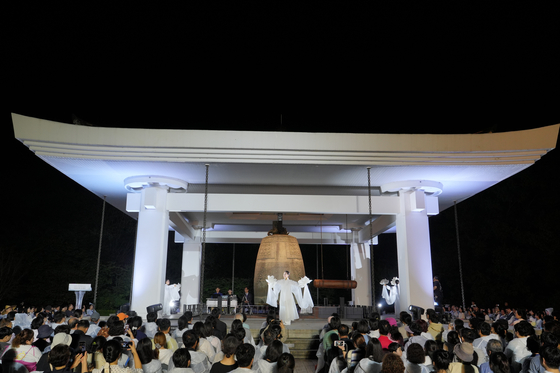 24일 국립경주박물관에서 열린 성덕대왕신종 타음 공개행사에서 이애주한국전통춤회'가 '천년 울림 - 종의 기원'이라는 주제로 전통춤을 선보이고 있다. 사진 국립경주박물관 
