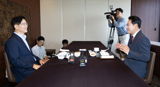 장동혁 국민의힘 대표와 김문수 전 고용노동부 장관이 23일 서울 여의도 한 중식당에서 만나 오찬에 앞서 인사하고 있다. 뉴스1
