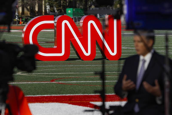 CNN 기자가 CNN 뉴욕지부가 있는 클레멘트 레크리에이션 센터 밖에서 CNN 로고가 보이는 가운데 지난 2019년 10월 14일 방송을 촬영하고 있다. [AP=연합뉴스]