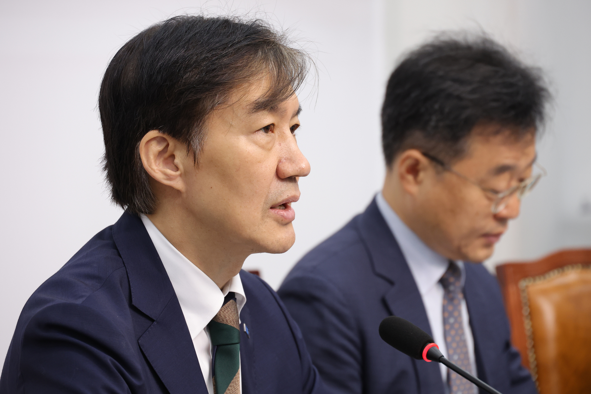 조국혁신당 조국 비상대책위원장이 24일 서울 여의도 국회에서 열린 검찰권 오남용 문제점과 해결방안 토론회에서 발제하고 있다. 연합뉴스