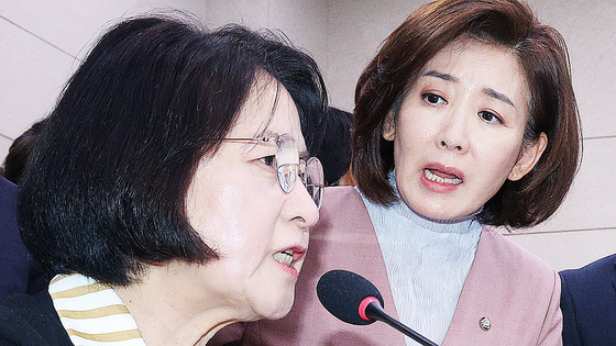 나경원 국민의힘 의원이 22일 서울 여의도 국회 법제사법위원회에서 열린 검찰개혁 입법청문회에서 퇴장 명령을 한 추미애 위원장에게 항의하고 있다. 뉴스1